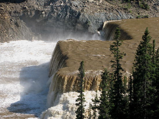 Bis zum Louise Wasserfall, ein paar km weiter...; eine eigenartige Wasserkante...