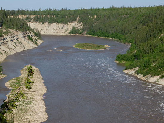 Der Hay River nimmt's wieder gemütlich...