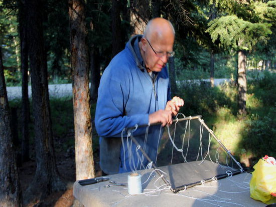 Während Kathrin das Nachtessen zubereitet, bastle ich an einem Kühlerschutzgitter, damit die vielen Insekten den Kühler nicht zumüllen...