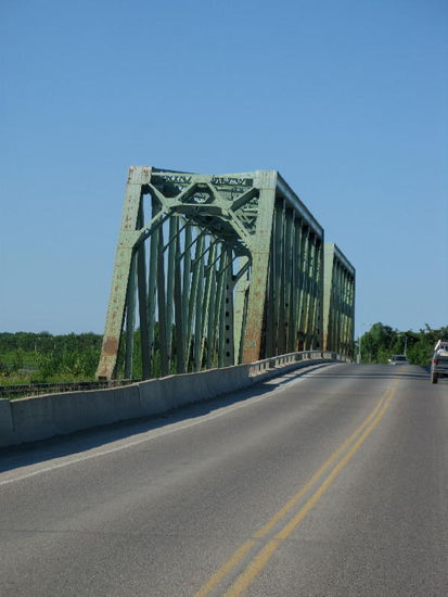 Wir treffen in Hay River ein...; im Bild eine Eisenbahnbrücke...!