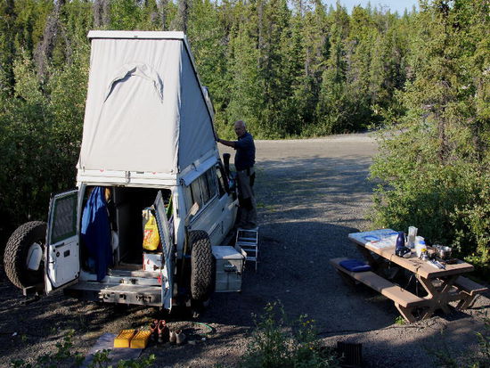 Während Kathrin das Nachtessen zubereitet, bleibt mir die Entfernung der Moskitos, Bremsen und sonstigem Gefleuchs von der Frontseite des Leomobils...; wir sind Telefon- und i-net-los hier in den NW Territories..., Grund: Eine Telefongesellschaft hat das Monopol - übrigens auch später in Yukon... keine SMS...!