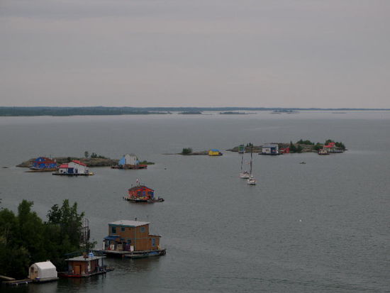Das "Ärgernis" der Stadt - die schwimmenden Hausboote...; der See gehört der Provinz und die Stadt kann keine Steuern erheben...; clever!