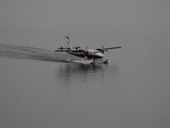 Soeben ist ein Wasserflugzeug gelandet...