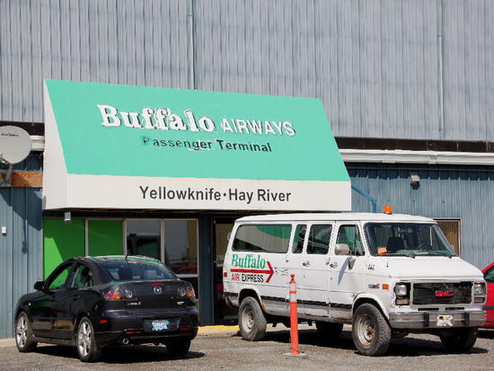 Er führt uns zuerst zu seinem ehemaligen Arbeitgeber, Buffalo Airways, der grösste Besitzer von DC3 und DC4 Flugzeugen...