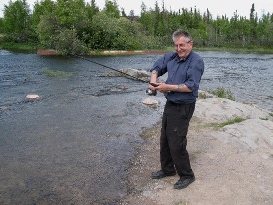 Peter beim Angeln... Erfolg = 0...!, das Wasser ist zu unruhig...