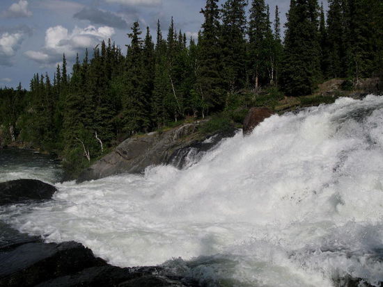 Wuchtig stürzen die Wassermassen hinunter...
