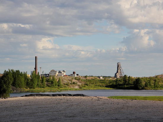 So langsam nähern wir uns wieder der Stadt Yellowknife...; es kommt die Zeit des Abschieds von Peter...; er ist enttäuscht, dass wir bereits morgen abreisen wollen, aber der Weg ist lang...; wir bedanken uns nochmals ganz herzlich für die Reiseleitung und die vielen interessanten Informationen...; wir fahren zurück zum CP und bereiten uns auf die Abfahrt für morgen vor...