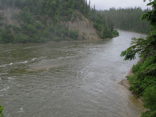 Der Kakisa River fliesst ruhig weiter in seinem tief eingefressenen Bett...