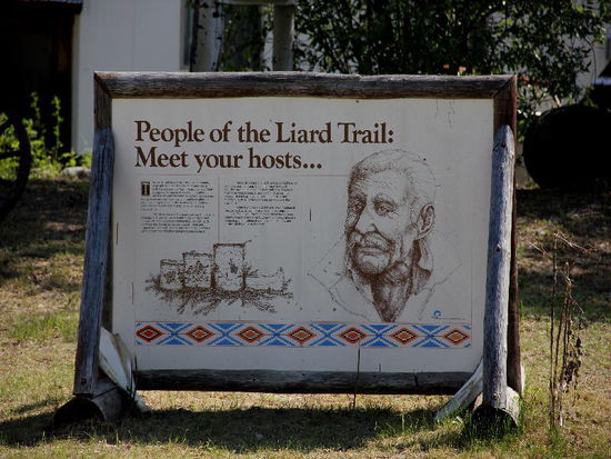 Wir zweigen ab auf den Liard Trail...