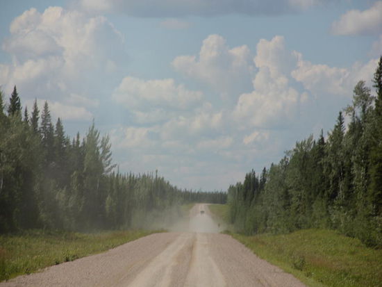 Entweder kommt ein Auto entgegen oder fährt vor uns...