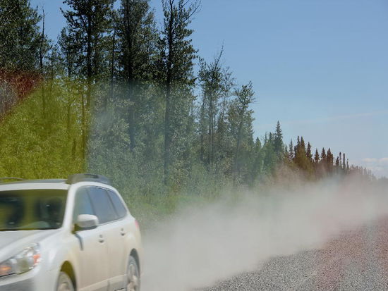 Ein Auto mit grosser Staubfahne kreuzt den Weg...