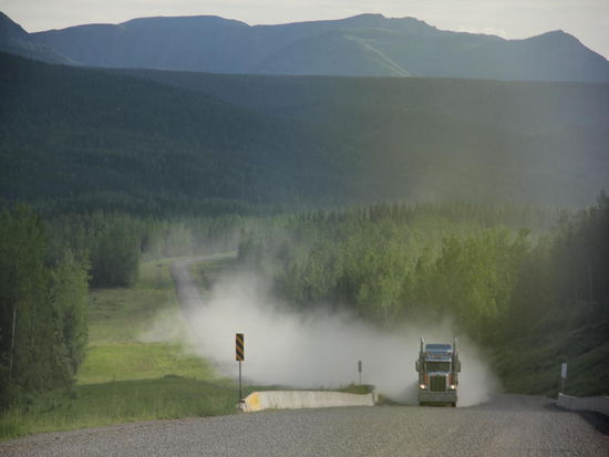 Er kommt mit vollem anlauf den Berg hinauf...; zu spät realisiere ich, ganz rechts anzuhalten...; der erste Steinschlag auf der Windschutzscheibe ist perfekt...! Auch eine Abdeckung der Frontscheinwerfer ist in Brüche gegangen...