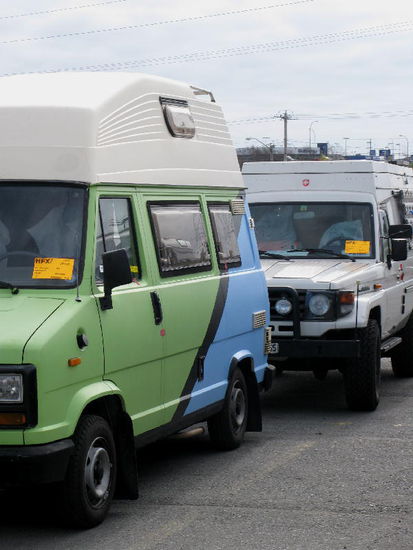 2.5.2012; Abholtag von Leomobil - zuerst zum Broker (150.- Can$ abdrücken), dann zum Zoll - ein paar Fragen beantworten (Schusswaffen, Lebensmittel, Gasspray an Bord? Wohin wollen sie fahren? Wie lange bleiben sie?) Stempel aufs Papier und anschliessend mit dem Taxi in den Hafen...