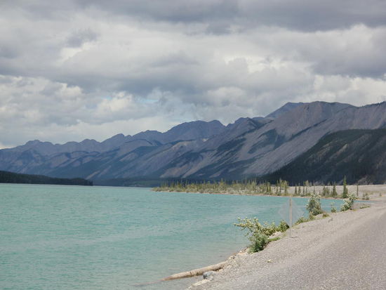 Entlang dem Muncho Lake...