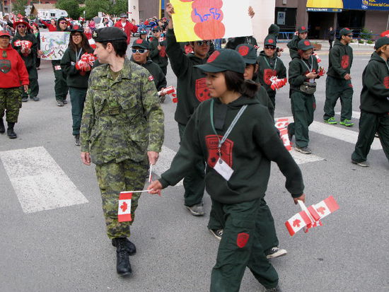 ...verteilt Fähnchen und Bonbons...