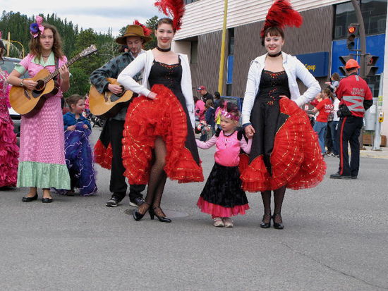 Die "Can-Can-Damen" aus dem Variétée...