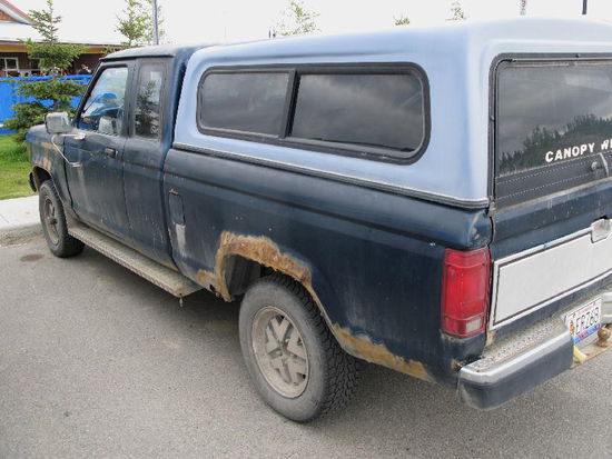 Diese Rostlaube war nicht dabei...! Wir begeben uns kurz zum Festgelände mit allerlei Musik und Ess- und Trinkbarem...