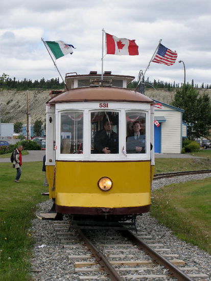 Das "Trämli" begegnet uns...; wir dürfen einsteigen - heute umsonst...!