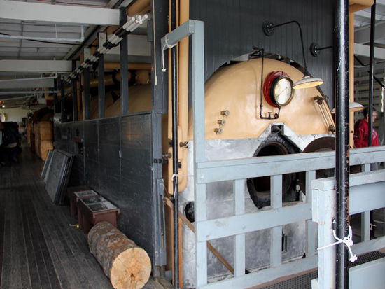 Der Dampfkessel...; Unmengen an Holz musste an Bord gehievt werden, um einzufeuern...; das war ganz harte Arbeit...