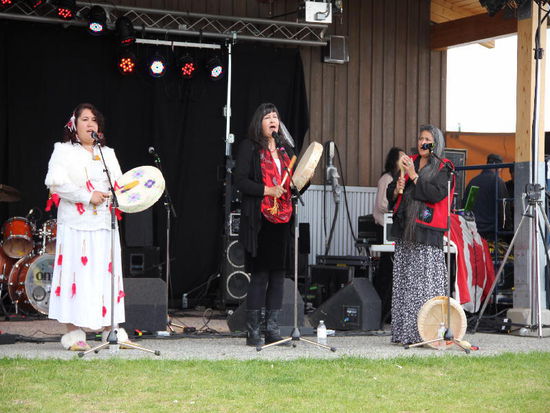 Wir begeben uns wiederum zum Festgelände und lauschen der Musik der verschiedenen Gruppen...