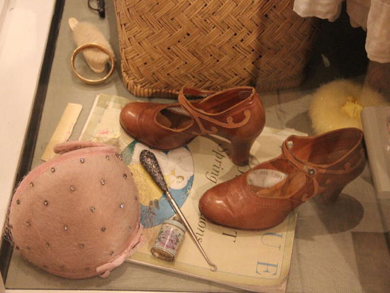 Für uns ist nun Zeit, die Windschutzscheibe reparieren zu lassen...; Steinschlag...; die Reparatur dauert 20 Minuten und kostet 35.- $Can. ...