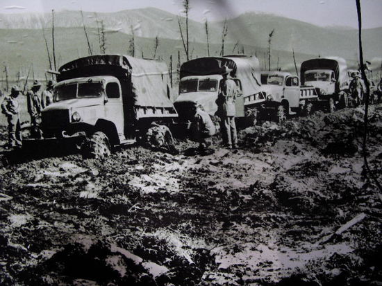 1942 wurde der Alaska Highway in Rekordzeit erstellt...; nach der Bombardierung Pearl Harbors und der Besetzung zweier kleiner Inseln duch die Japaner waren die Amerikaner aufgeschreckt, dass Alaska ganz im Norden eingenommen werden könnte...; in Zusammenarbeit mit Kanada wurde die Strasse gebaut...; wie wir auf einer kleinen Notiz entnehmen können, wurde allerhand Kriegsgerät über den Alaska Hwy. nach Norden befördert...; auch die Lieferungen an Russland wurden über diese Route ausgeführt, da sie von den deutschen U-Booten und Kriegsschiffen nicht angreifbar war...; insgesamt wurden 15'000 Flugzeuge, 40'000 Feldtelefone, Panzer, Fahrzeuge und sonstiges Kriegsmaterial geliefert...