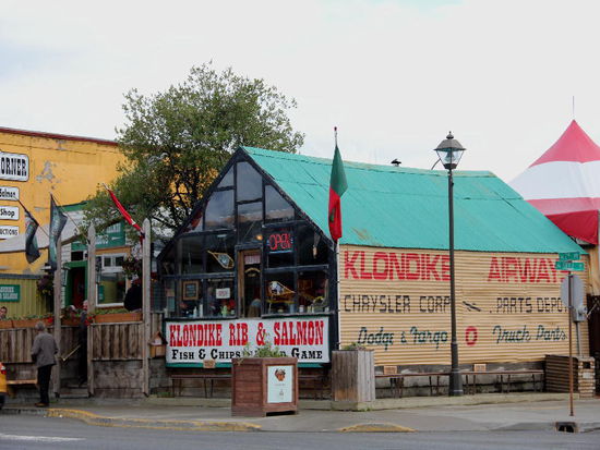 Am Abend feiern wir Kathrins Geburtstag bei einem feinen Essen...; eine echt kurlige Kneipe...; Wein wird in Konfi-Gläsern serviert und allerlei kuriose Gegenstände zieren die Beiz...; das Essen ist hervorragend...; und manchem Wirt in der Schweiz würde ob all der vielen Gäste das Wasser im Munde zusammenlaufen... - 1/4 bis 1/2 Stunde Wartezeit ist die Regel, bis man Einlass findet...; die Gäste warten auf der Holzbank draussen und wenn's zu regnen beginnt, werden Schirme abgegeben...