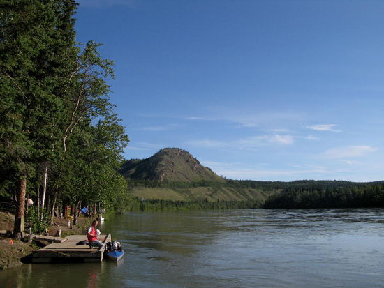 Am andern Morgen machen sich Kanuten am Yukon für die Weiterreise bereit...
