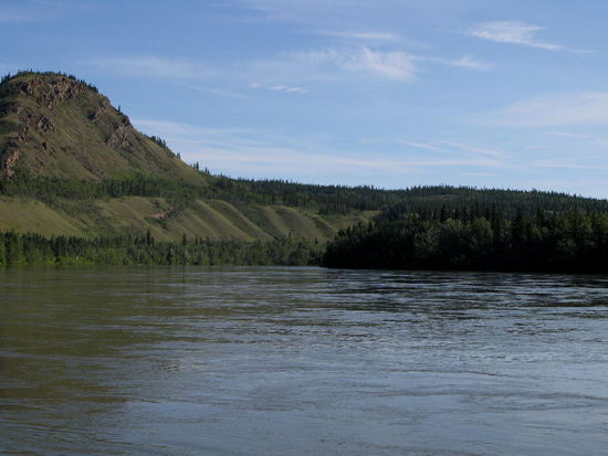 Am Ufer des Yukon Rivers...; auch wir machen uns auf den Weg in Richtung Faro, einem langen Seitental des Klondike Hwy. ...