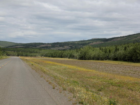 Neben der Strasse eine holprige Flugpiste...