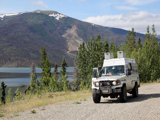 Am Little Salmon Lake halten wir an, um die atemberaubende Schönheit und Stille zu geniessen...