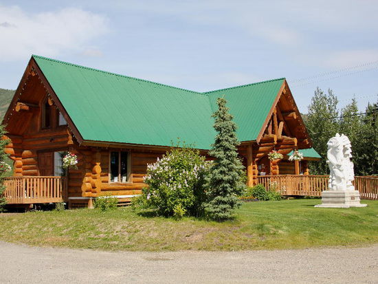 Wir sind in Faro...; auf dem ? erklärt uns die ausgewanderte Deutsche am Informationsschalter, wie schön es hier sei...; und ausserdem gäbe es heute Abend ein kleines Fest mit "Elch-Burgern" und "Boccia spielen"...; wir beschliessen spontan, hier zu übernachten und am Essen teilzunehmen...; die Burger waren hervorragend (Elchfleisch darf nicht verkauft werden)... Boccia spielen konnten andere besser...