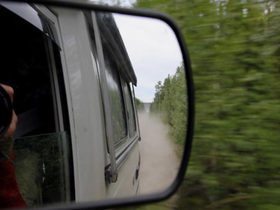 Eine staubige Angelegenheit im Rückspiegel...