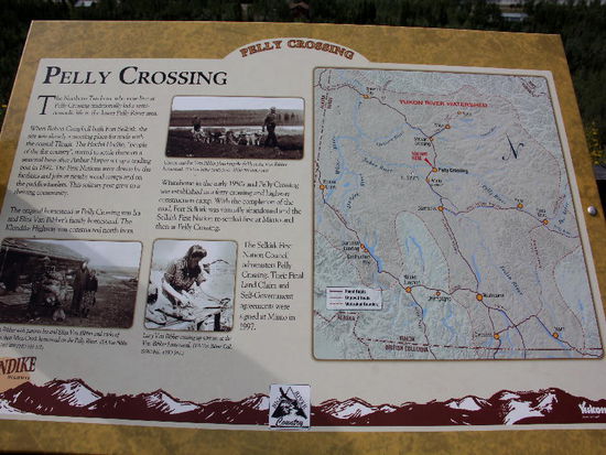 Wir übernachten in Pelly Crossing...; leider ist der erst 2006 eröffnete CP alles andere als gepflegt...; am andern Morgen tanken wir zuerst auf, besuchen das nahegelegene, kleine Museum über die Indianer.... und fahren weiter...