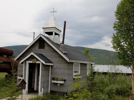 Das anglikanische Kirchlein nebenan...; das Museum wird laufend erweitert...