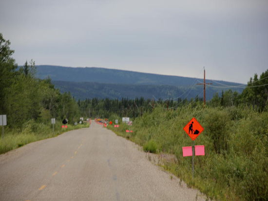 Bei diesem Schilder- und Fähnchenwald lohnt es sich langsam zu fahren...; hinter der Kurve wird eine Brücke neu gebaut...; gearbeitet wird auch abends, auch wenn es Samstag ist...!