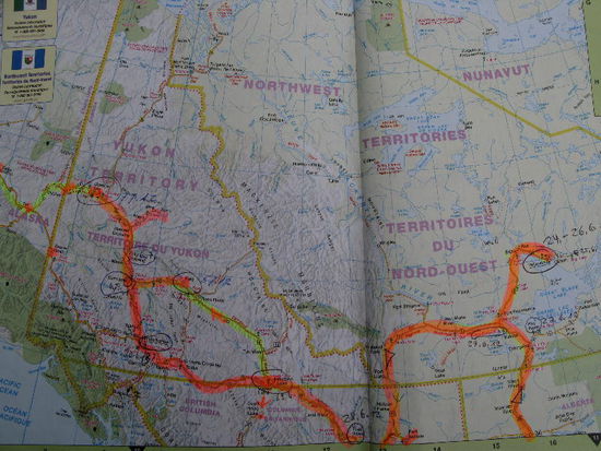 Die gefahrene Strecken in NW Territories und Yukon...; wir beschliessen, ein zwei, drei Tage hier zu verweilen, die HP nachzutragen und etwas auszuruhen...; leider erweist sich die i-net-Verbindung recht untauglich, um Bilder hochzuladen und auf der örtlichen Library bekommt man geradezu eine halbe Stunde zugeteilt...; das ist auch der Grund, dass keine neuen Berichte mehr erschienen sind...! Sorry!