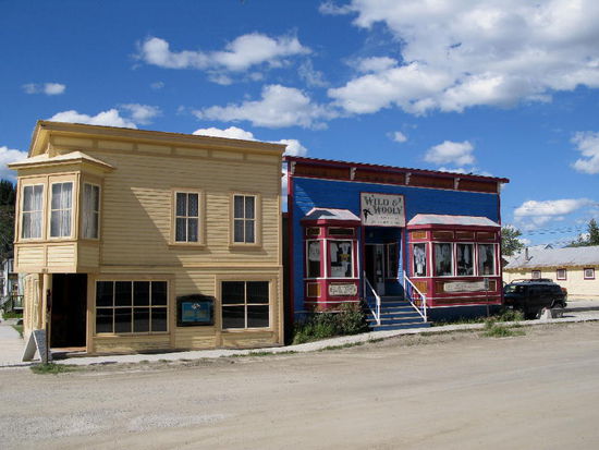 Im Haus rechts wohnt eine ehemalige Zellerin, führt eine Boutique und verarbeitet Goldnuggets zu Schmuck, ist Malerin und Fotografin...