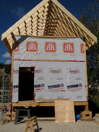 Noch immer werden Häuser gebaut...; solide Konstruktion mit wenig Fenstern - im Winter gut beheizbar...