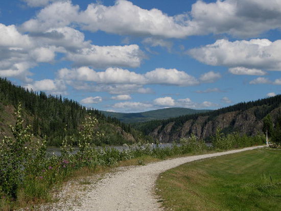 Ein hoher Damm schützt die Stadt vor den früher alljährlichen Überflutungen im Frühjahr (Schneeschmelze und Brechen des Eises)...