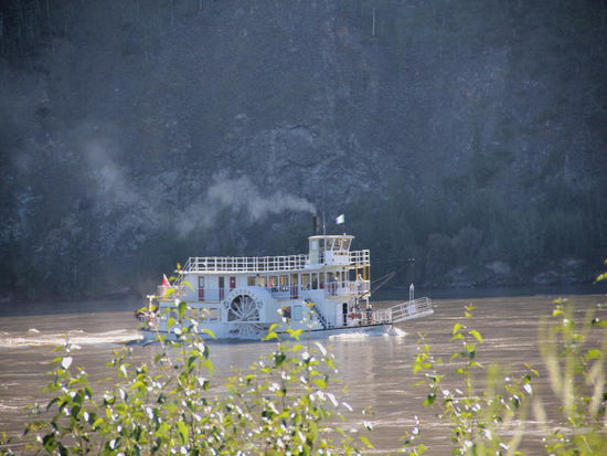 Der Schaufelraddampfer tuckert über den Fluss...
