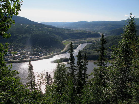 Hoch über der Stadt Dawson und dem Yukon...