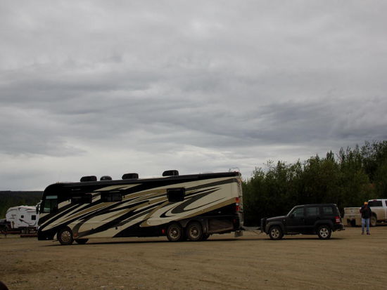 Reifere Damen und Herren aus Florida nehmen an einer geführten Alaska-Tour teil...; alles dabei...!