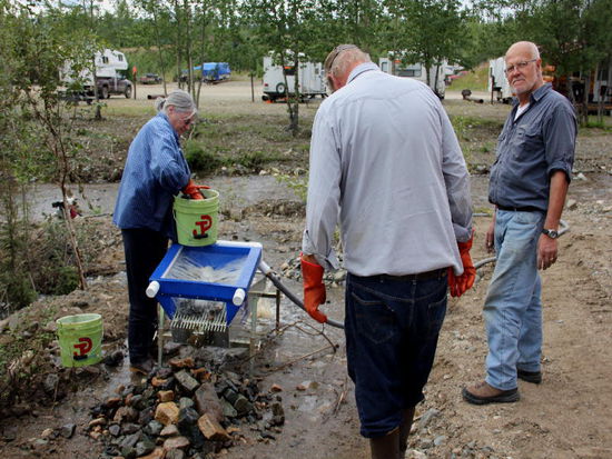 Den Sommer verbringen sie hier in Alaska, um ihrem Hobby, dem Gold waschen zu fröhnen...