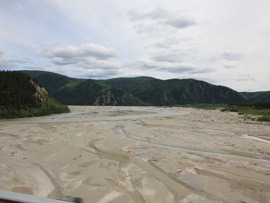 Das breite Flussbett des Tanana Rivers...
