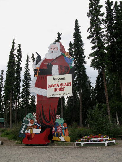 In North Pole halten wir beim Santa Claus House - ein Geschäft für Weihnachtsartikel das ganze Jahr über...