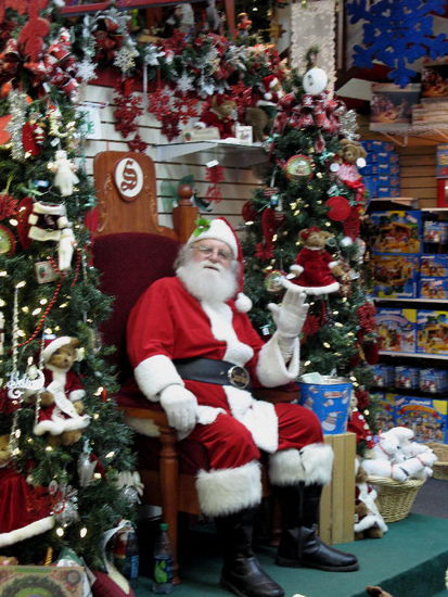 Und da treffen wir ihn  doch noch... - den richtigen Chlaus... ähm Weihnachtsmann...
Wir fahren bis Fairbanks, übernachten auf dem Walmart PP und wollen mal eine gute i-net-Verbindung. Wir finden sie im nahen Mac...
Nach einer recht lauten Nacht können wir am Vormittag den Reifen flicken lassen - Kosten: $ 14.30...! Nachher zügeln wir endgültig auf den CP und wollen unsere Berichte komplett nachschreiben...
Wenn wir auch fast 1 1/2 Tage im Mac verbracht haben - voilà, da sind sie....