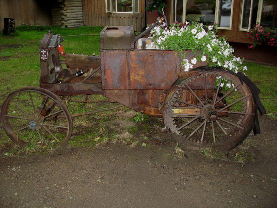 Ein alter Ford Traktor bei den Chena Hot Springs zum Blumenkistchen mutiert...