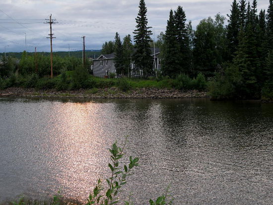 Wir spazieren zum nahe gelegenen Restaurant, der Regen kann uns mal...