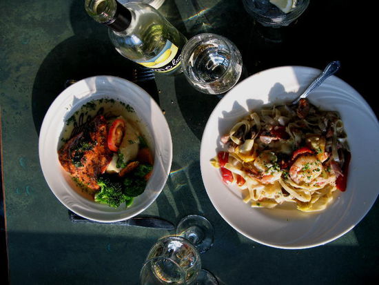 Gaumenfreuden - wenn es regnet, dann halt...; die Kellnerin ist erstaunt, dass wir für uns zwei eine ganze Flasche Weisswein bestellen...; scheint nicht üblich zu sein...!